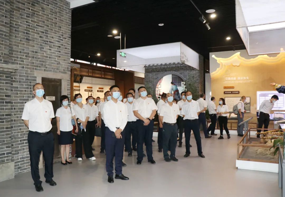 走进天府家风馆 以纯正家风涵养清正企风——亚洲av
赴天府家风馆参观学习