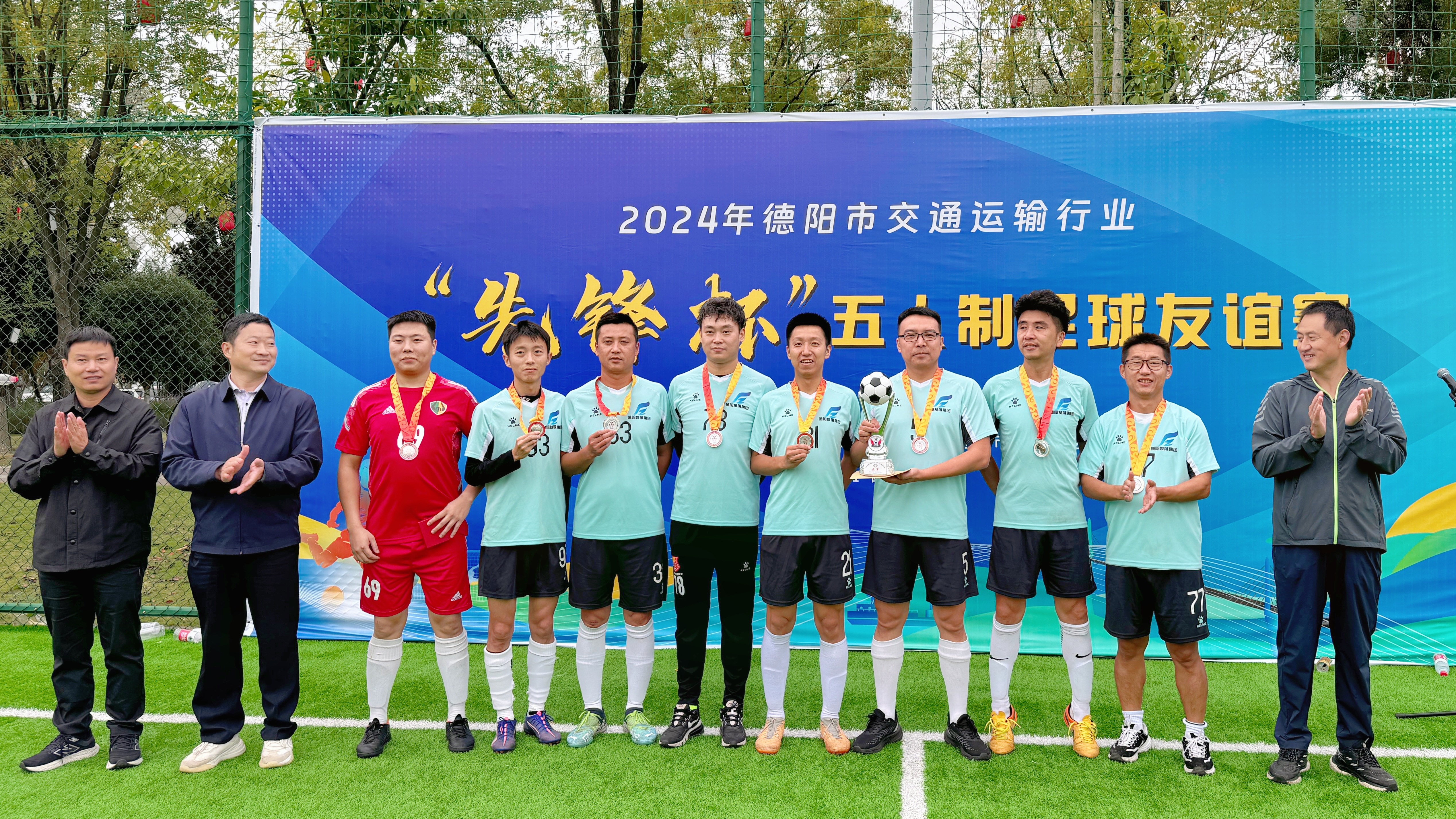 亚军!亚洲av
足球队荣耀再续.....