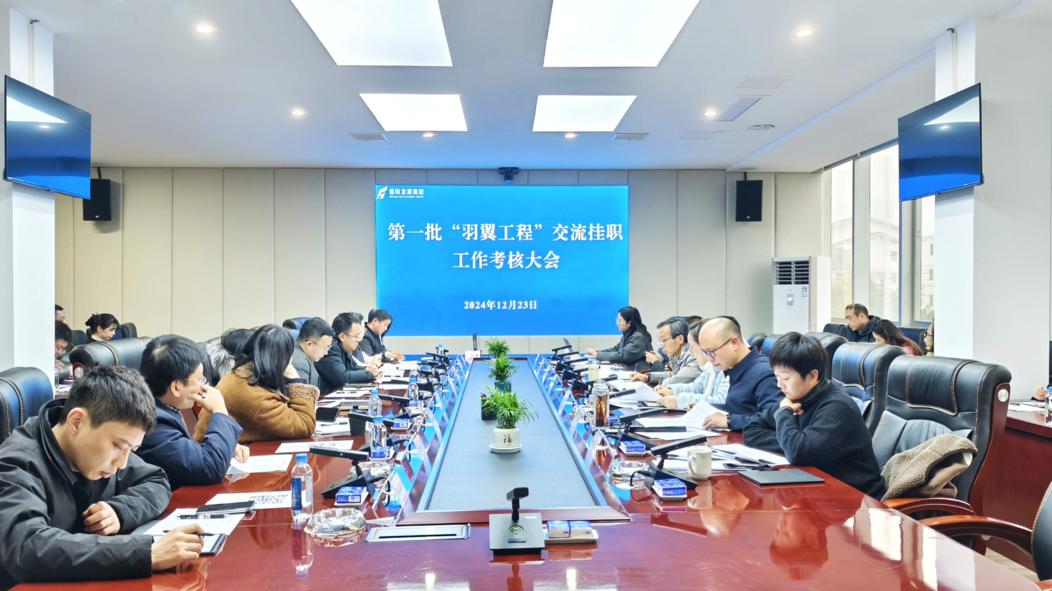 羽翼渐丰 风鹏正举——亚洲av
召开第一批“羽翼工程”交流挂职工作考核大会