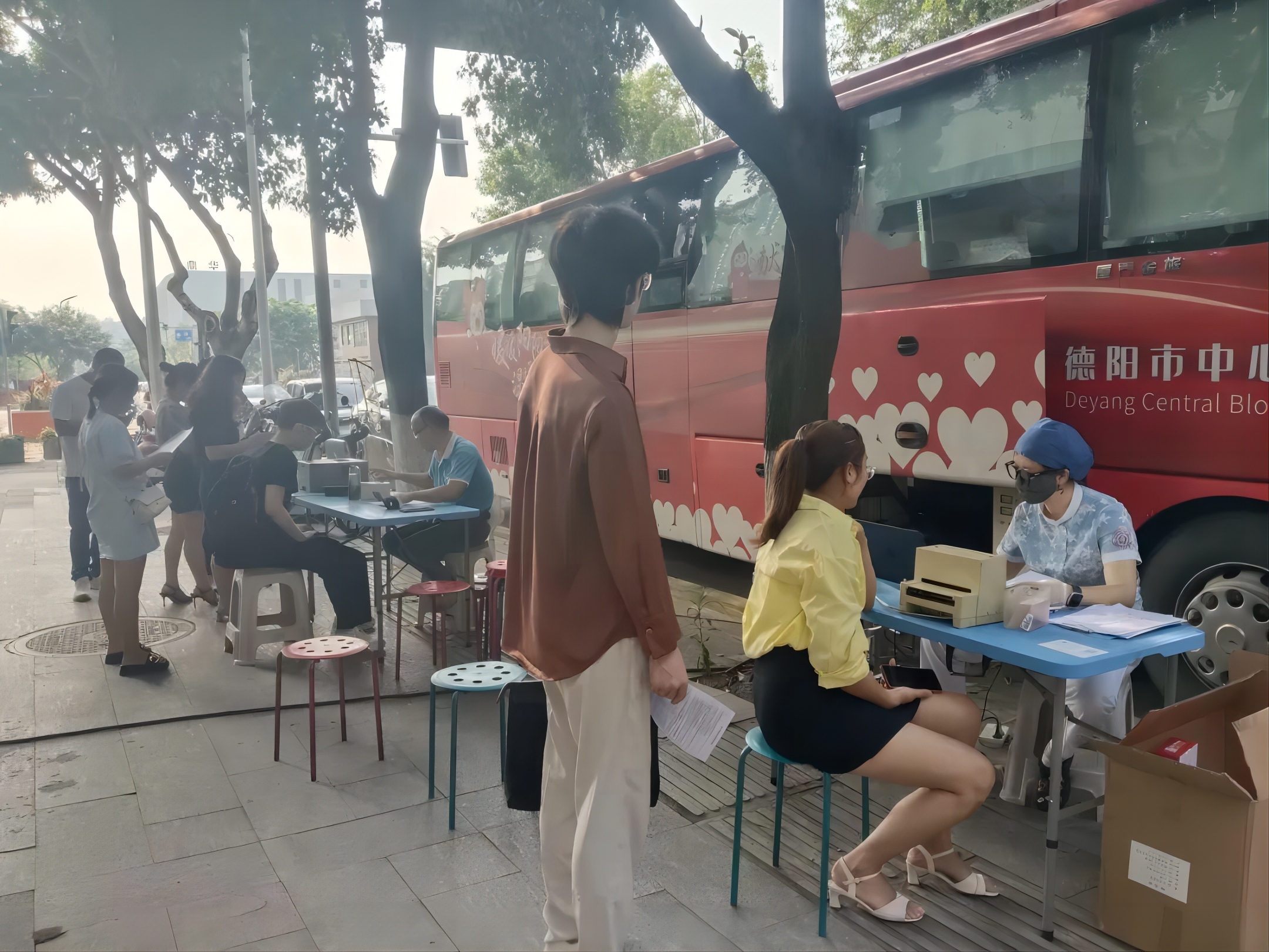 浓烈的爱意是亚洲av
的奉献~