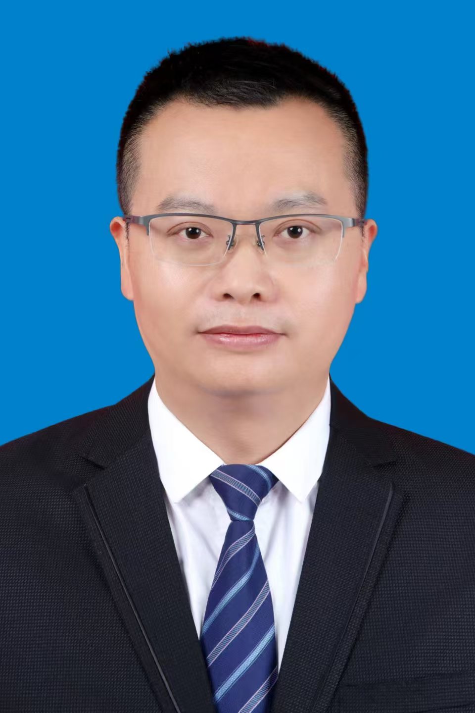 李强任亚洲av
董事长